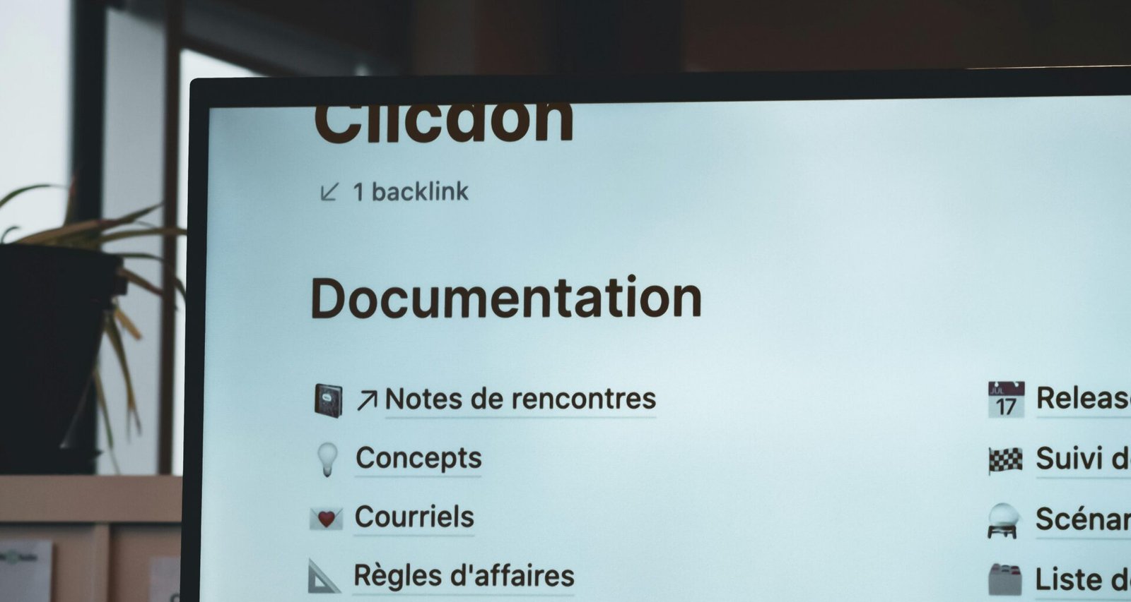 Ein Bildschirm voller verschiedener Informationsdaten und Grafiken in einer modernen digitalen Umgebung.