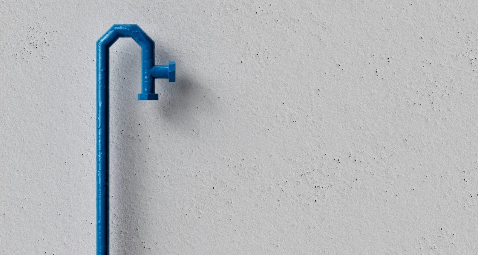 Blauer Türgriff aus Metall auf einer weißen Wand vor schlichtem Hintergrund, minimalistisches Design