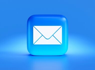 Blauer Button mit weißem Umschlagsymbol als Darstellung für ein E-Mail-Icon auf digitalem Hintergrund