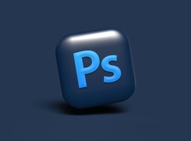 Blaues, quadratisches Objekt mit weißem Buchstaben P in der Mitte, klar vor neutralem Hintergrund platziert