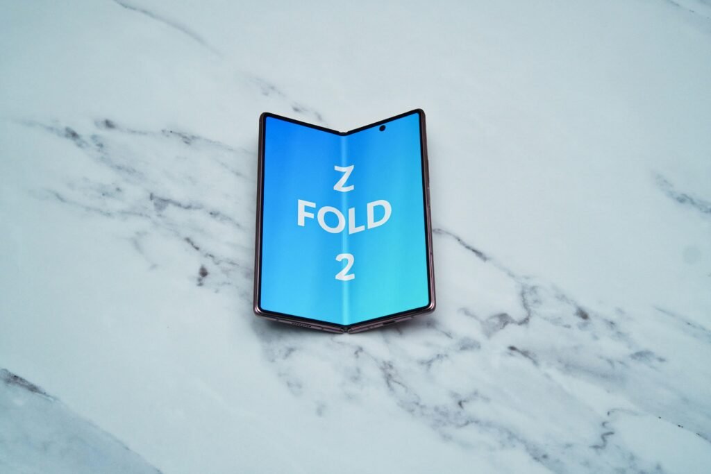 Blaues Schild liegt auf ebener, weißer Oberfläche. Modernes, minimalistisches Designmotiv für Technik- oder Marketingkontext.