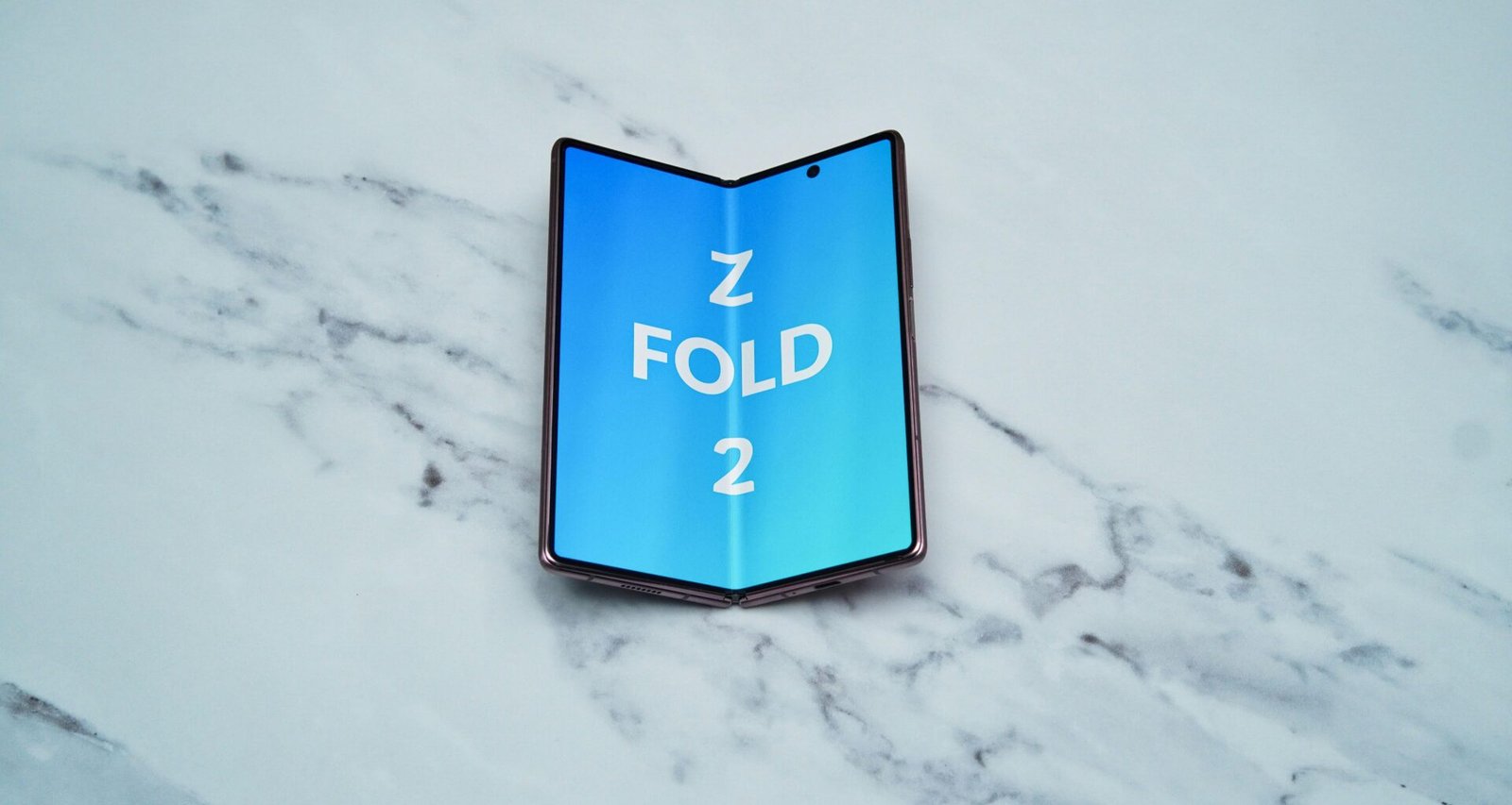 Blaues Schild liegt auf ebener, weißer Oberfläche. Modernes, minimalistisches Designmotiv für Technik- oder Marketingkontext.