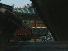 Das Dach eines traditionellen Gebäudes mit klaren architektonischen Linien und Details im Fokus