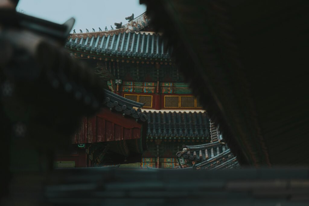 Teilansicht eines traditionellen Gebäudedachs mit markanter Konstruktion und klassischen Materialien