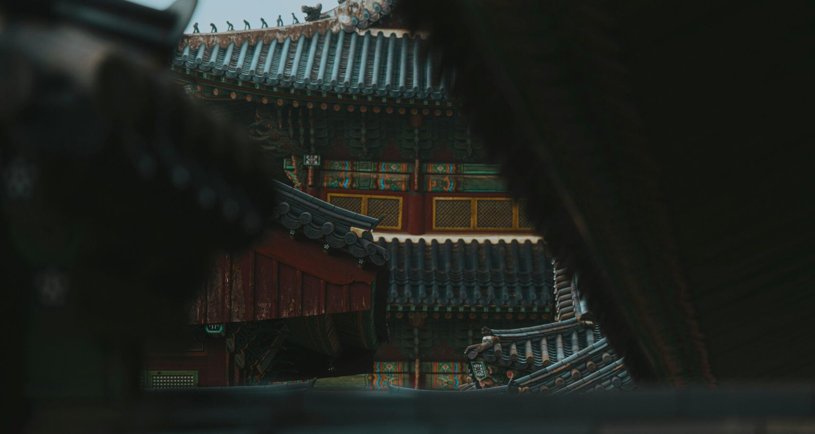 Teilansicht eines traditionellen Gebäudedachs mit markanter Konstruktion und klassischen Materialien