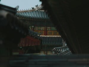 Teilansicht eines traditionellen Gebäudedachs mit markanter Konstruktion und klassischen Materialien