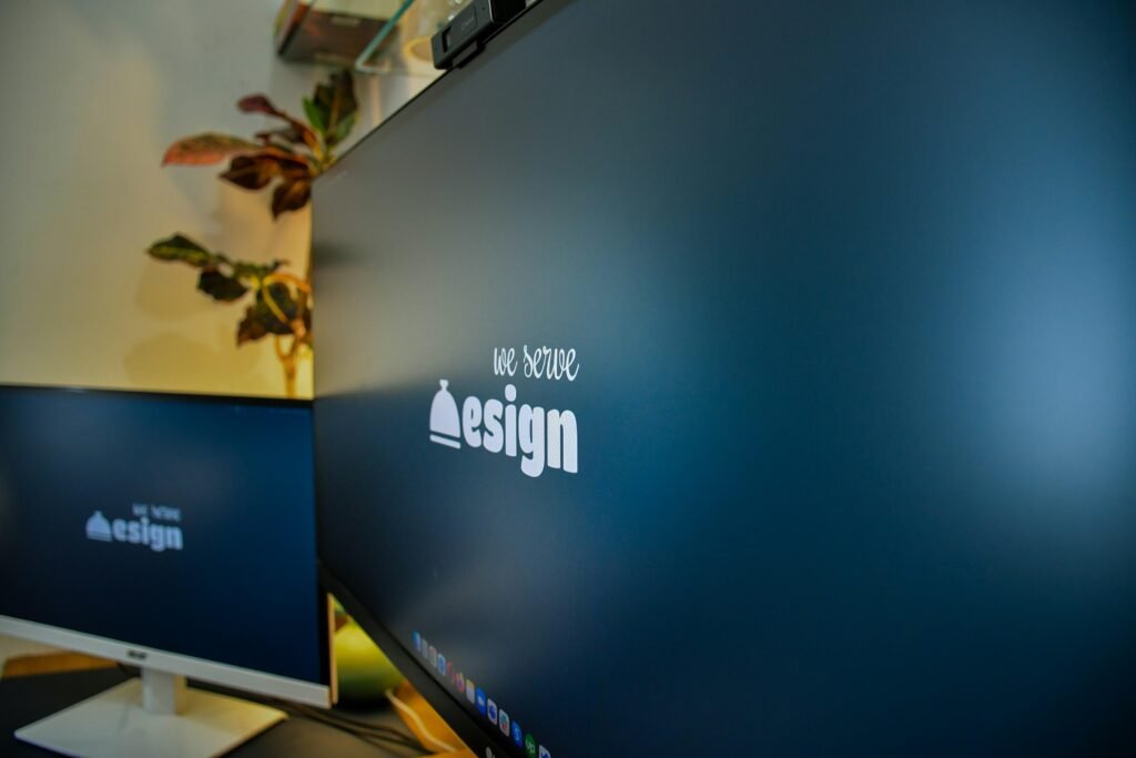 Blauer Bildschirm mit einem zentral platzierten Logo auf weißem Hintergrund, fotografiert von Ajay Gorecha.