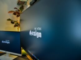 Blauer Bildschirm mit einem zentral platzierten Logo auf weißem Hintergrund, fotografiert von Ajay Gorecha.