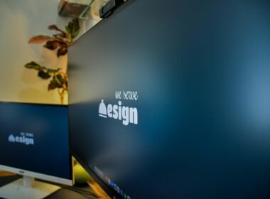 Blauer Bildschirm mit einem zentral platzierten Logo auf weißem Hintergrund, fotografiert von Ajay Gorecha.