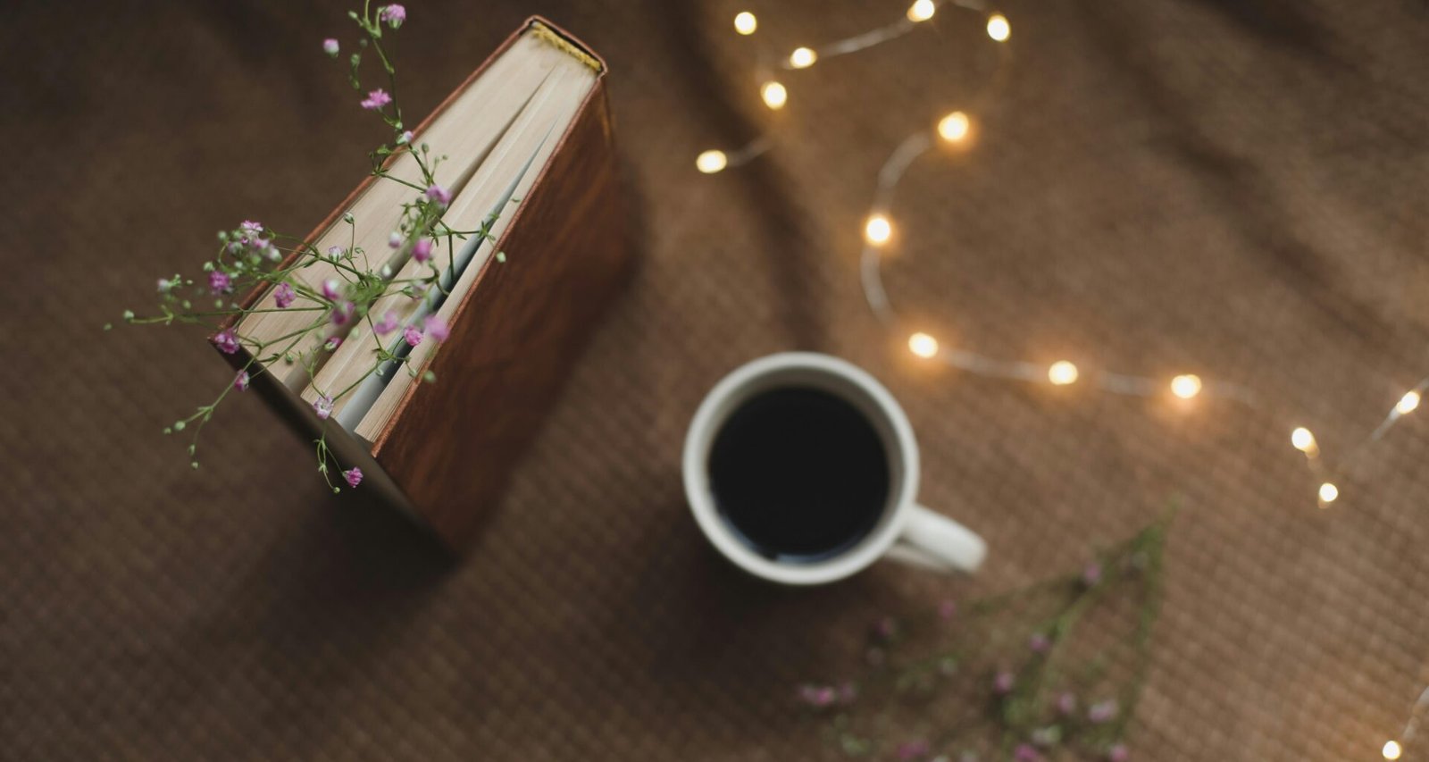 Blumengesteck auf einem Tisch, bestehend aus verschiedenen Blumenarten, arrangiert als Tischdekoration