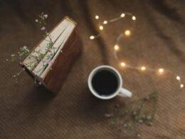 Blumengesteck auf einem Tisch, bestehend aus verschiedenen Blumenarten, arrangiert als Tischdekoration