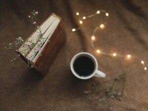 Blumengesteck auf einem Tisch, bestehend aus verschiedenen Blumenarten, arrangiert als Tischdekoration