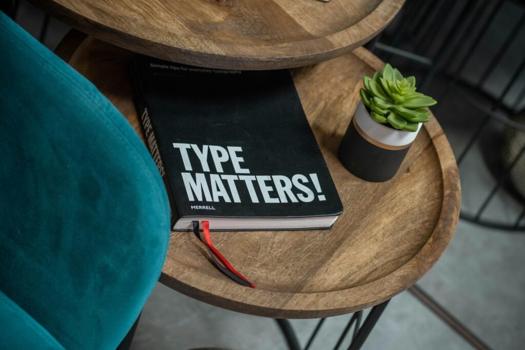 Ein geschlossenes Buch ruht auf einem hölzernen Tisch und stellt eine ruhige Lese- oder Arbeitsumgebung dar.