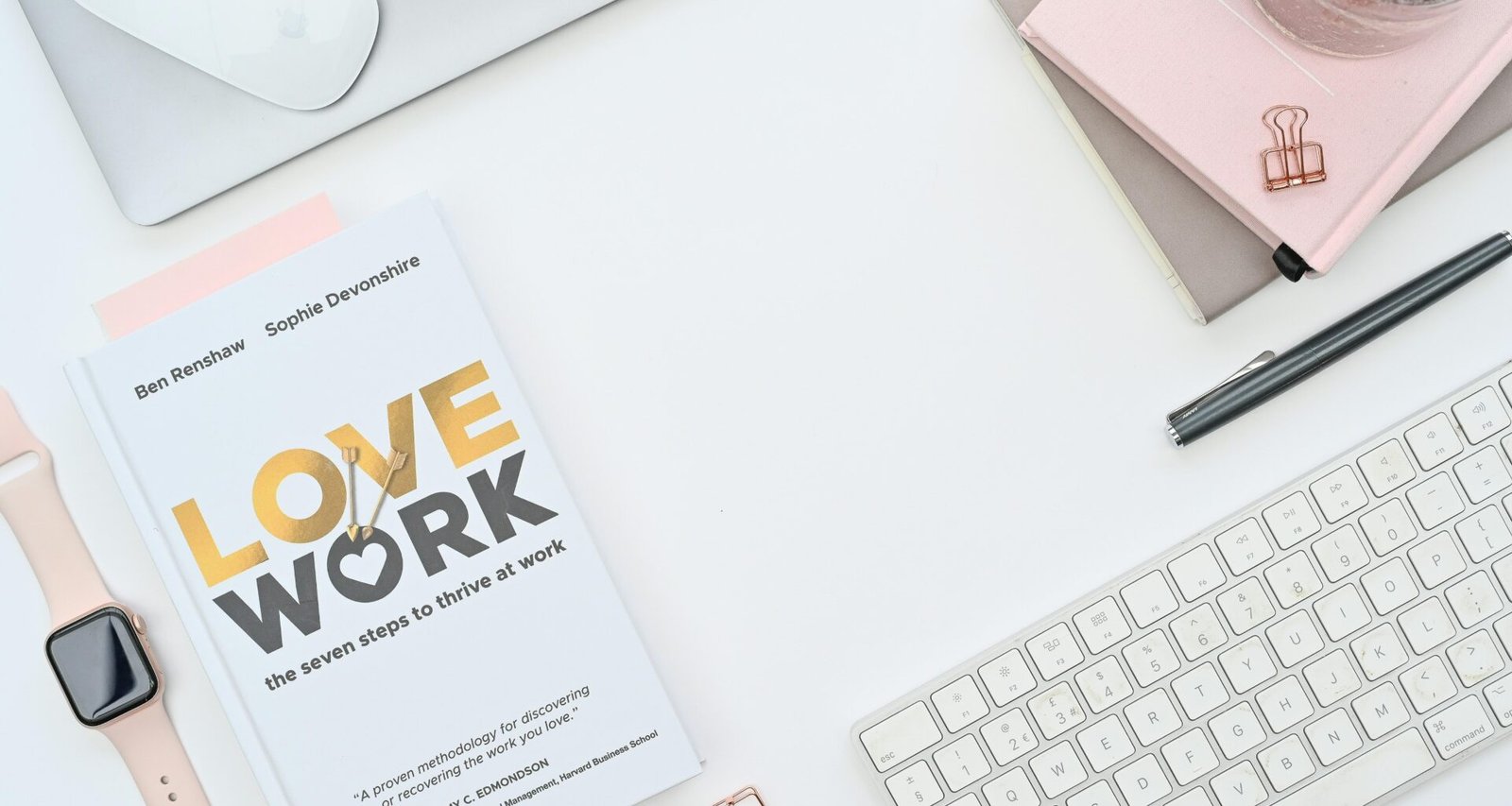 Ein Buch liegt auf einem Schreibtisch neben einer Computertastatur – ideal für produktives Arbeiten im Büroalltag.