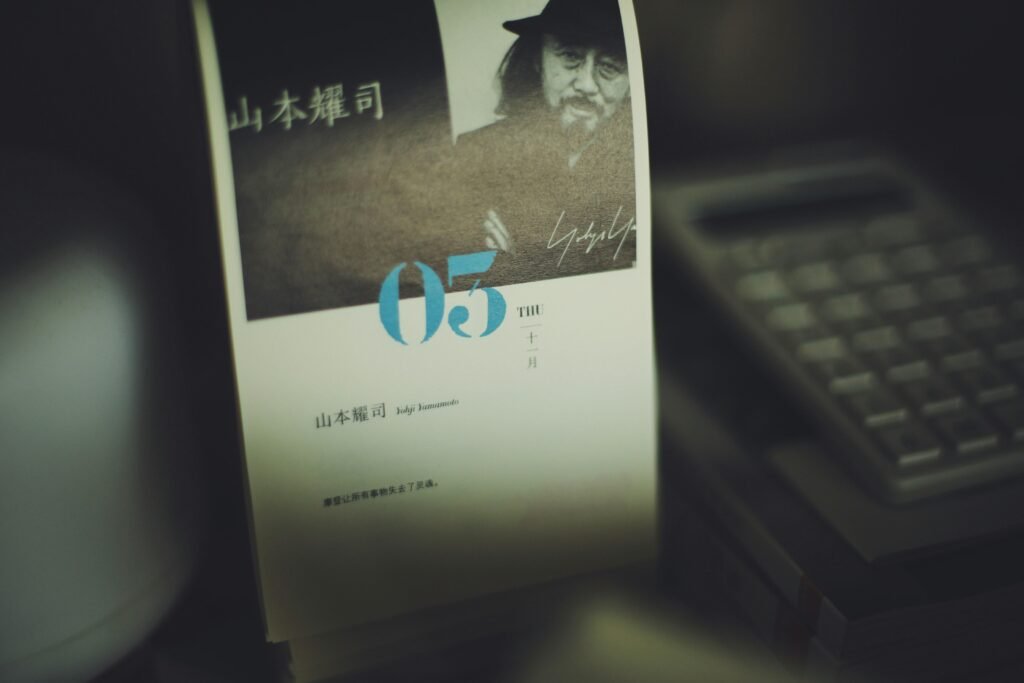 Ein aufgeschlagenes Buch mit dem Bild eines Mannes auf dem Cover, fotografiert für einen Beitrag über Buchgestaltung.