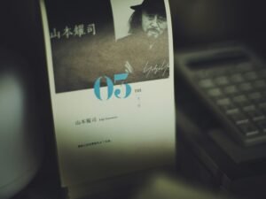 Ein aufgeschlagenes Buch mit einem großen Foto eines Mannes auf dem Cover, aufgenommen aus der Vogelperspektive.