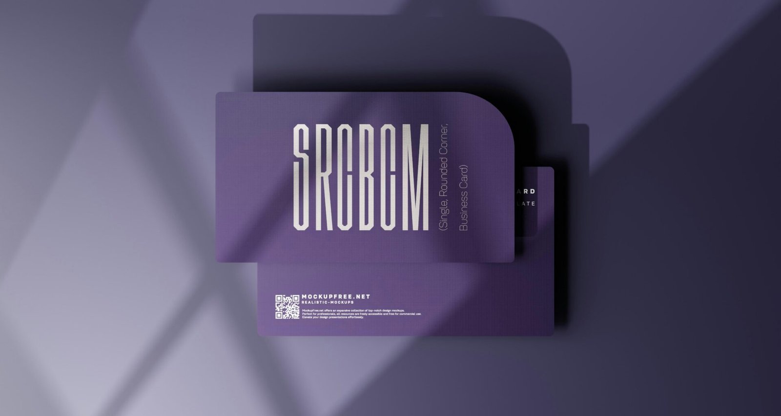 Ein einzelnes Buch mit klar erkennbarem Schatten auf einem violett-purpurnen Hintergrund, aufgenommen als Stillleben.