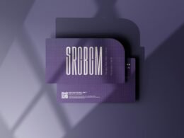 Ein einzelnes Buch mit klar erkennbarem Schatten auf einem violett-purpurnen Hintergrund, aufgenommen als Stillleben.