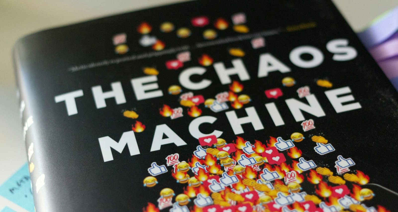 Ein Buch über die Chaos-Maschine liegt auf einem Holz­tisch, fotografiert für einen Technik-Artikel von Kelsy Gagnebin.