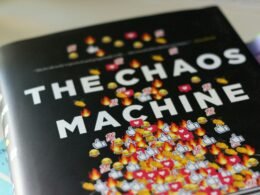 Ein Buch über die Chaos-Maschine liegt auf einem Holz­tisch, fotografiert für einen Technik-Artikel von Kelsy Gagnebin.