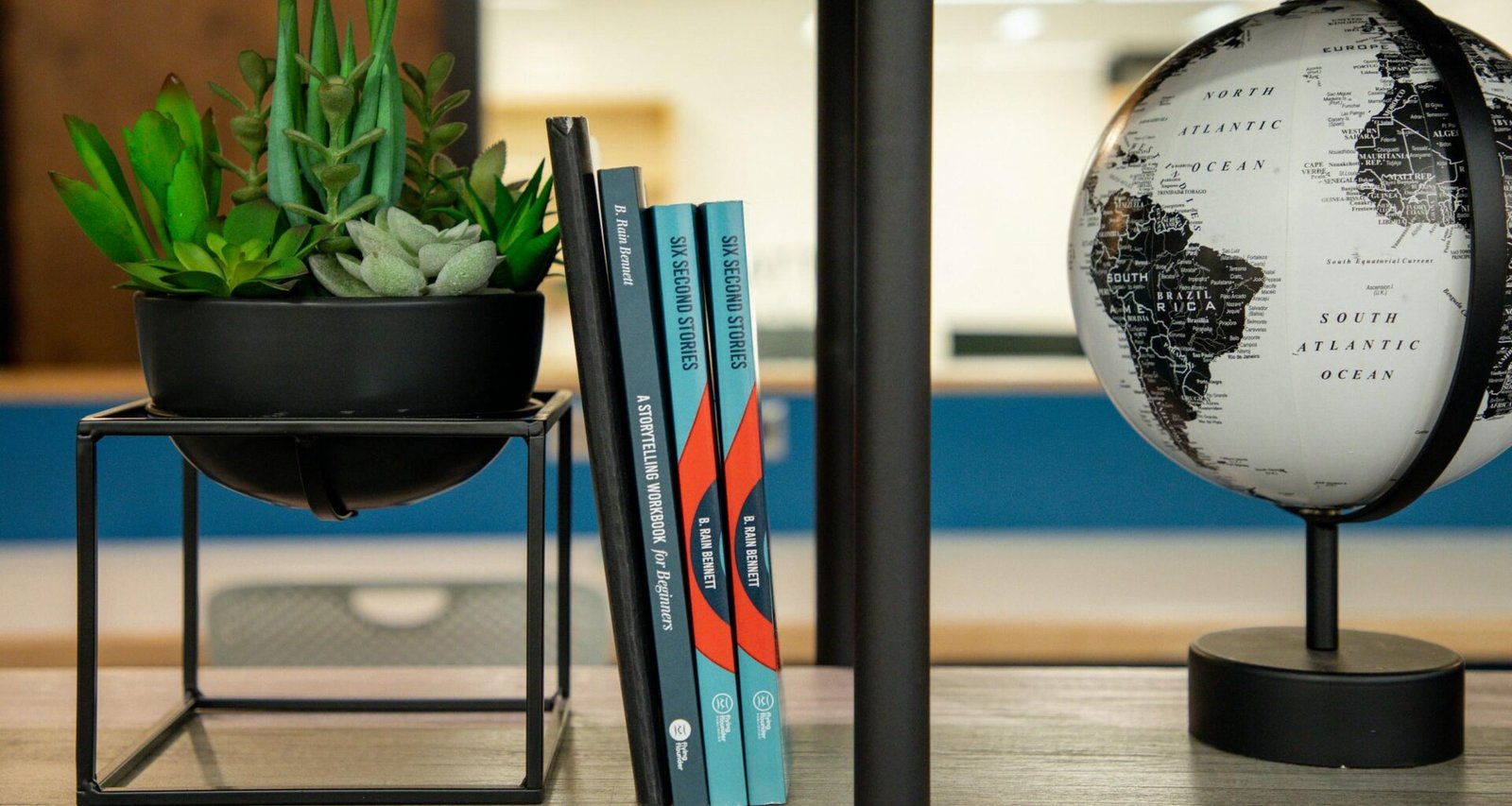 Bücherregal mit Globus und Büchern, ideal für Lern- und Arbeitsumgebungen als Symbol für Wissen und Weltoffenheit