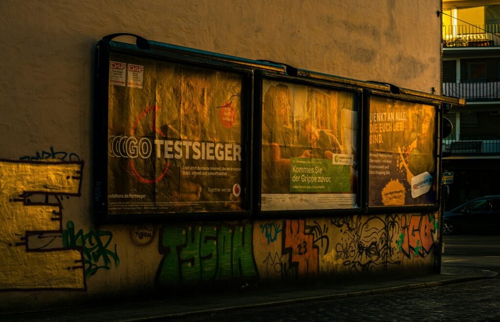 Ein geparkter Bus vor einem Gebäude mit bunter Graffiti-Kunst an der Fassade im urbanen Umfeld