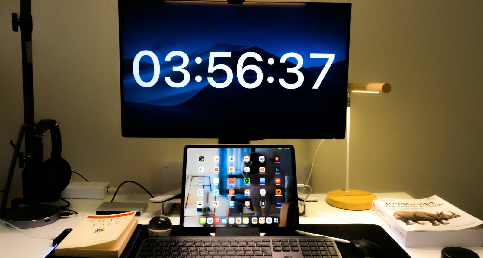 Ein Computer auf einem Schreibtisch in einem modernen Büro, geeignet für Arbeiten im Bereich Technologie und Online-Marketing.