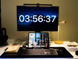 Ein Computer auf einem Schreibtisch in einem modernen Büro, geeignet für Arbeiten im Bereich Technologie und Online-Marketing.