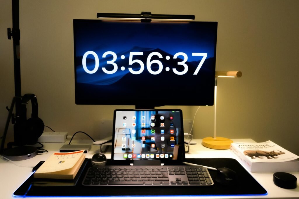 Ein moderner Computer steht auf einem Schreibtisch und ist bereit für den Arbeitseinsatz im Büro oder Homeoffice.