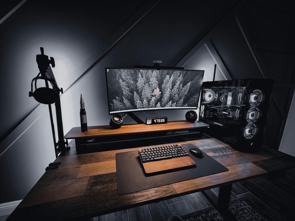 Ein moderner Computer steht auf einem einfachen Tisch in einem gut beleuchteten Raum – ideal für technologische Themen.