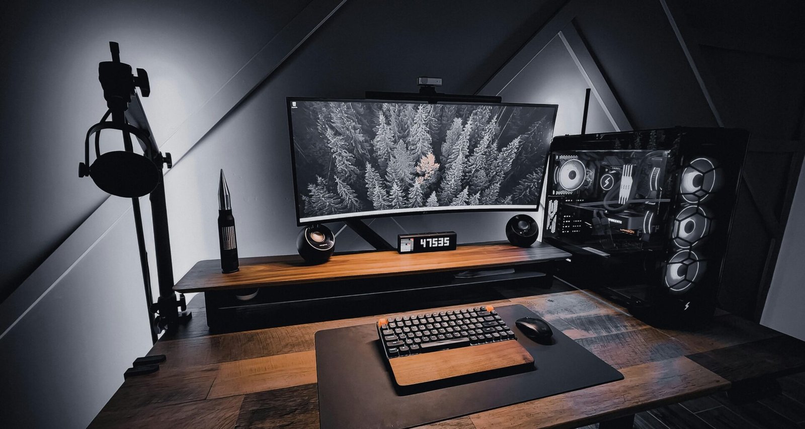 Ein moderner Computer steht auf einem einfachen Tisch in einem gut beleuchteten Raum – ideal für technologische Themen.