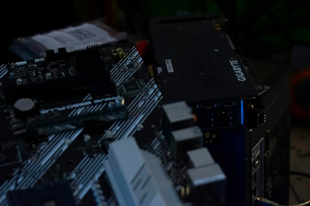 Detailansicht eines Computer-Motherboards mit installierter Grafikkarte und sichtbaren elektronischen Bauteilen.