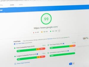 Computerbildschirm mit deutlich sichtbarer Zahl 99, Fokus auf digitale Anzeige und moderne Technologieumgebung