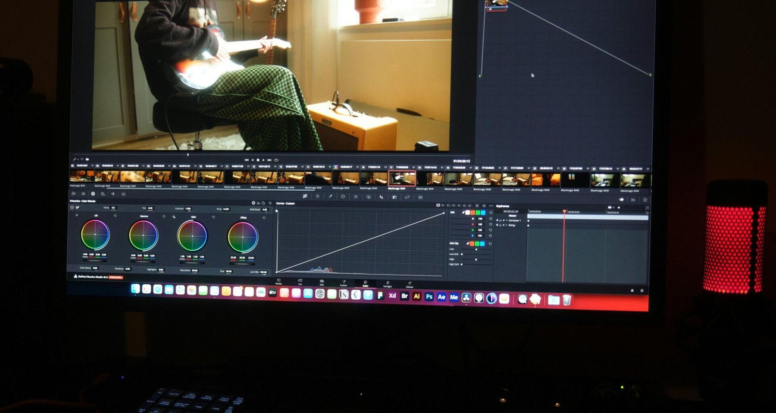 Ein Computerbildschirm mit dem Foto einer Person darauf, aufgenommen aus der Perspektive eines typischen Arbeitsplatzes