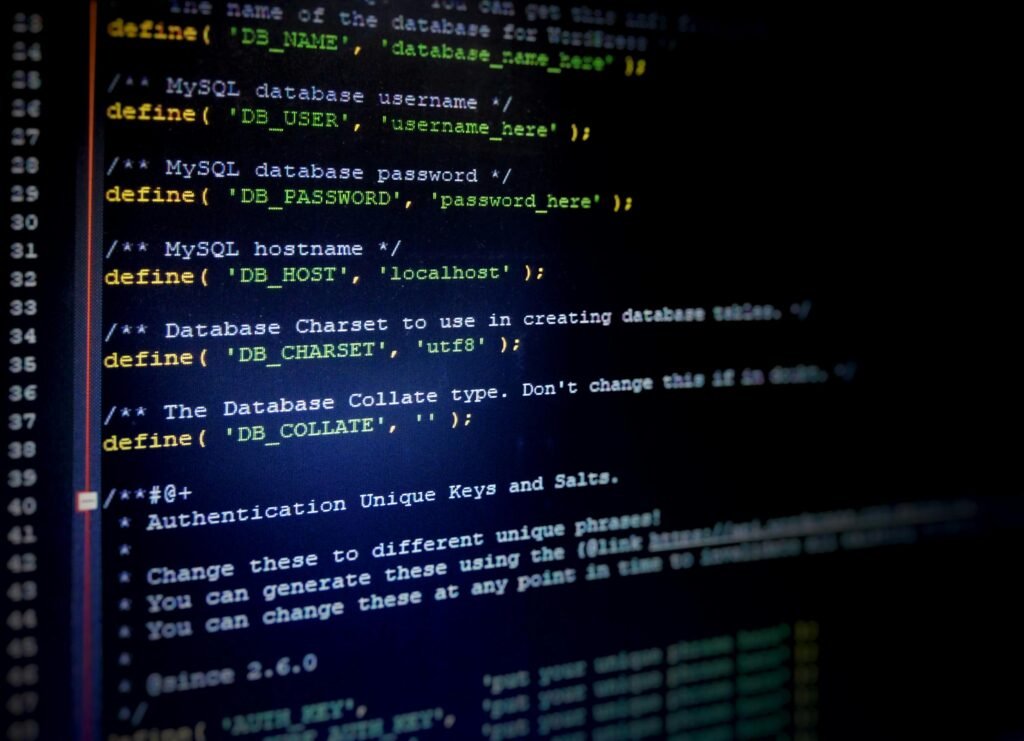 Ein Computerbildschirm zeigt komplexen Programmiercode, beispielhaft für Softwareentwicklung und moderne IT-Arbeit.