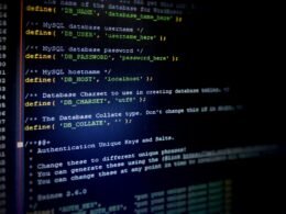 Ein Computerbildschirm zeigt komplexen Programmiercode, beispielhaft für Softwareentwicklung und moderne IT-Arbeit.