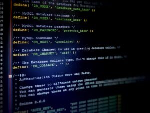 Ein Computerbildschirm mit mehreren Zeilen Programmiersprache und Codeausschnitten in Nahaufnahme