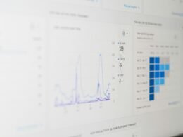 Computerbildschirm mit zahlreichen Daten, Diagrammen und Zahlen, die für Analyse und Auswertung genutzt werden