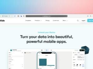 Ein Smartphone liegt auf dem Bildschirm eines Computers, beide Geräte sind eingeschaltet und symbolisieren digitale Vernetzung.