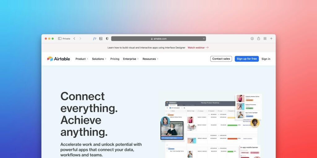 Ein Computerbildschirm mit einem angezeigten motivierenden Zitat in einem modernen Büro