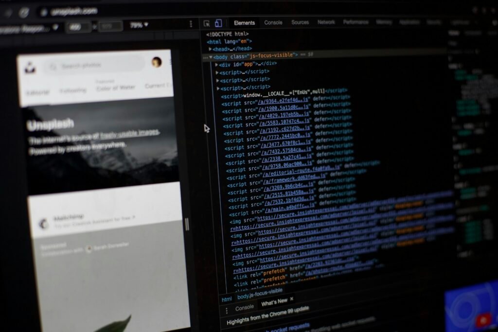 Computerbildschirm mit vielen Textzeilen, Darstellung moderner Arbeitsweise im digitalen Büroalltag
