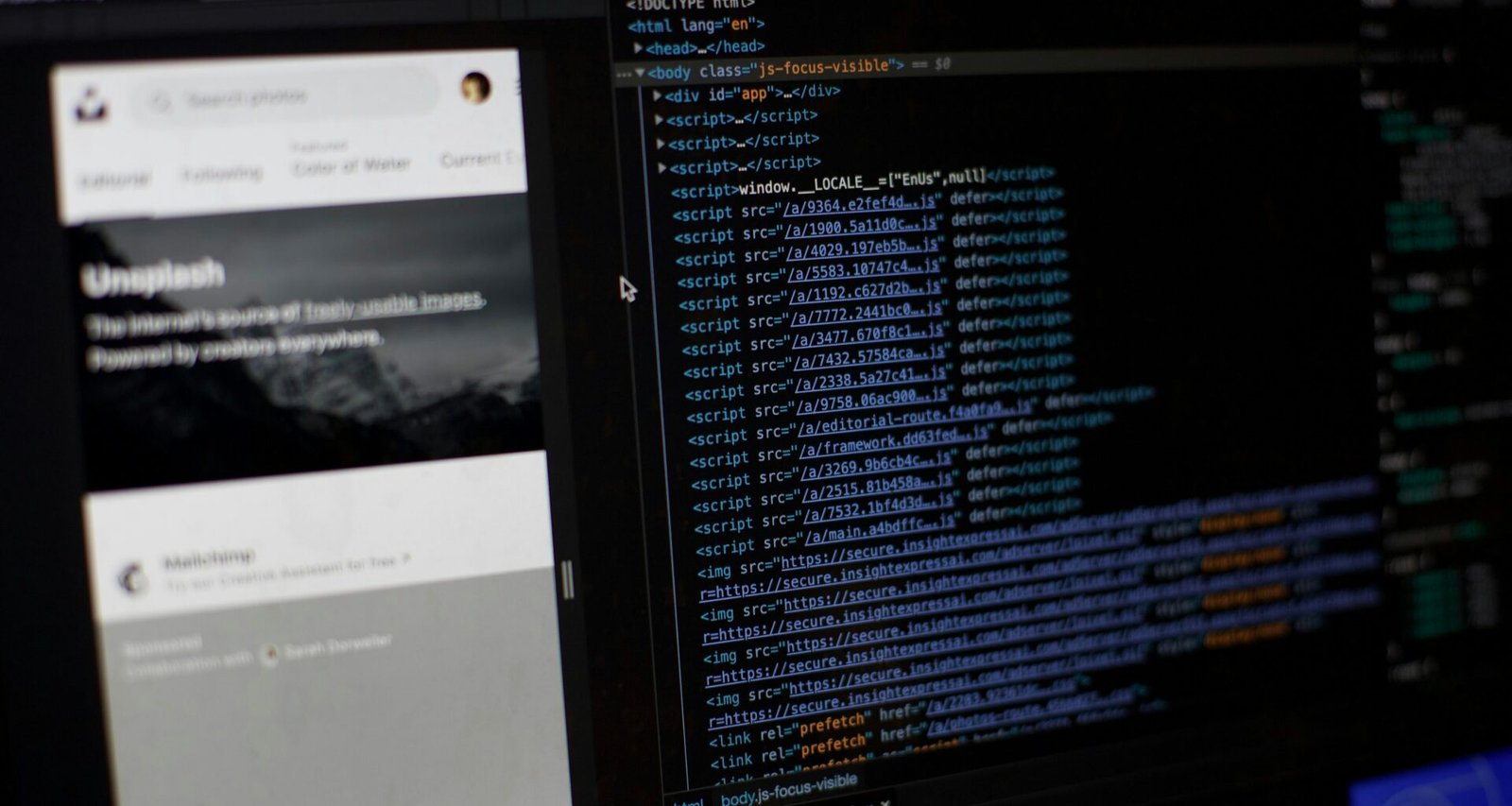 Computerbildschirm mit vielen Textzeilen, Darstellung moderner Arbeitsweise im digitalen Büroalltag
