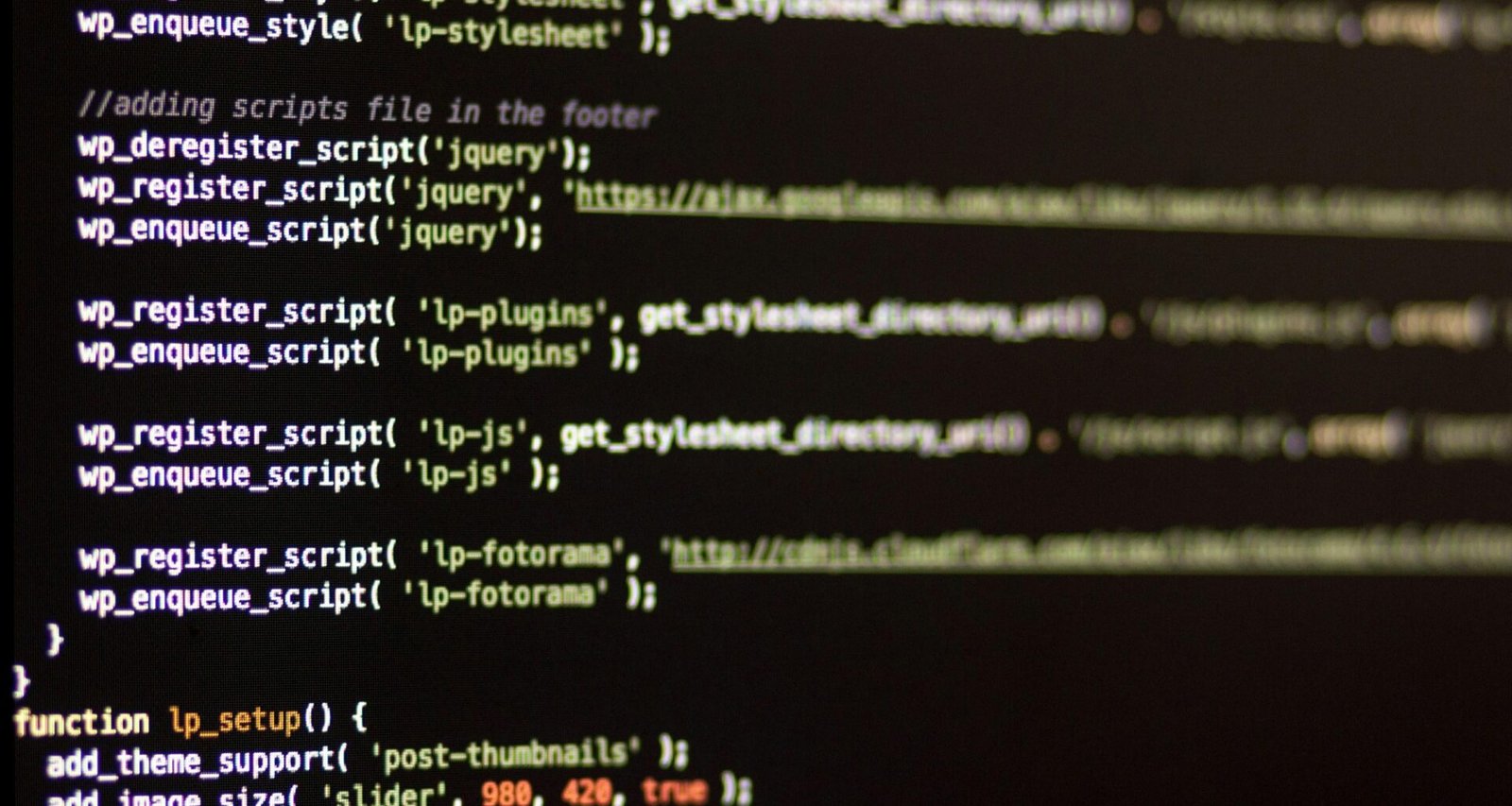 Ein Computerbildschirm mit zahlreichen Codezeilen und Text, wie sie bei Softwareentwicklung und Webdesign üblich sind.