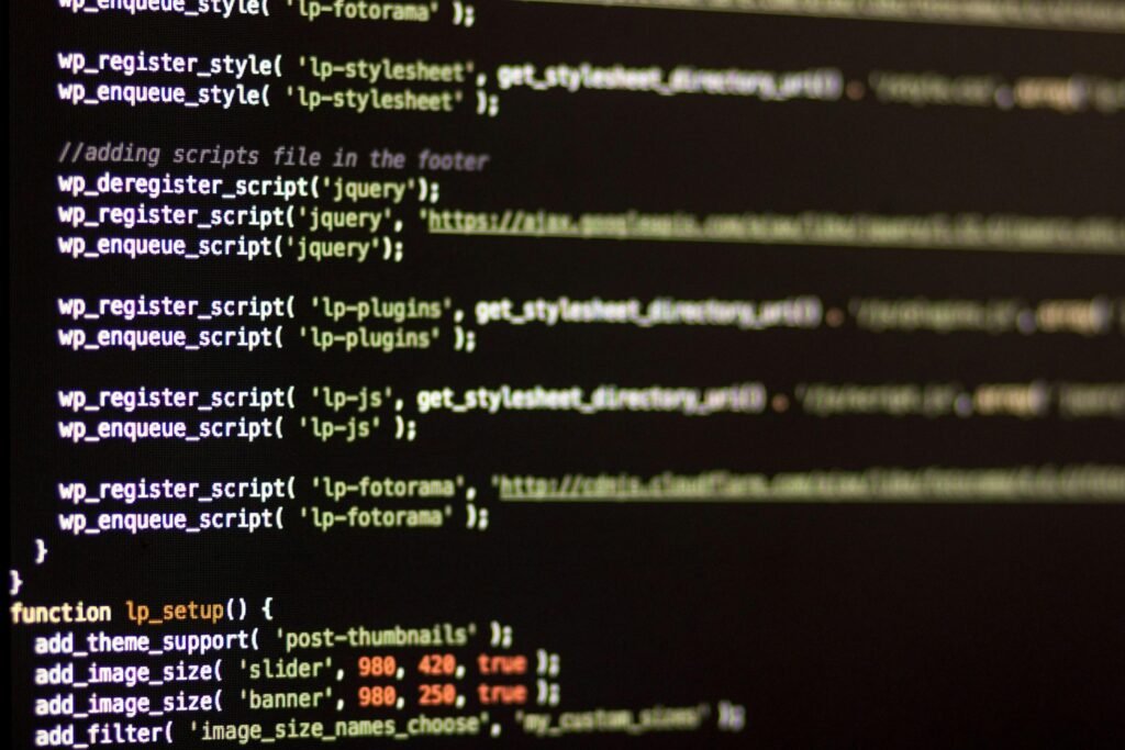 Ein Computerbildschirm mit zahlreichen Zeilen Text und Code, aufgenommen in moderner Arbeitsumgebung