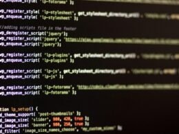 Ein Computerbildschirm mit zahlreichen Zeilen Text und Code, aufgenommen in moderner Arbeitsumgebung