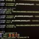 Ein Computerbildschirm mit zahlreichen Textzeilen, vermutlich Softwarecode oder Skriptanweisungen angezeigt
