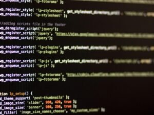 Computerbildschirm mit mehreren Zeilen Code und Text, ideal für Beiträge zu Webentwicklung und Digitalisierung.