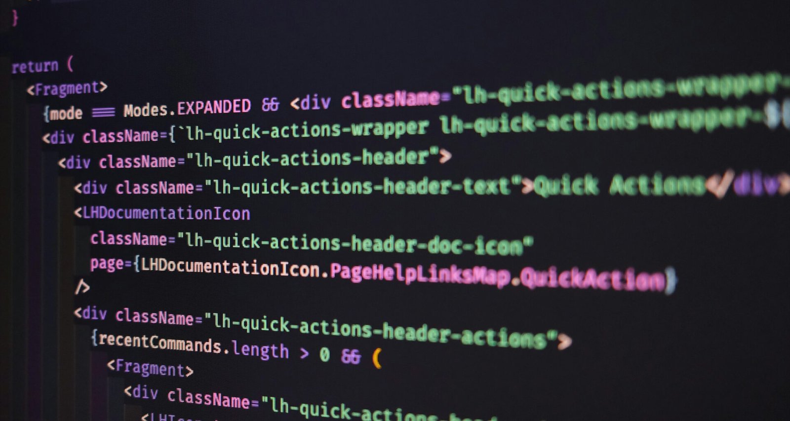 Ein Computerbildschirm mit vielen Textzeilen und Code, stellvertretend für modernes Programmieren und Webentwicklung.