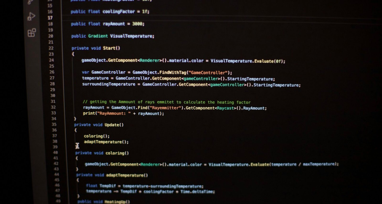Ein Computerbildschirm zeigt viele Zeilen Code, die Softwareentwicklung und technische Prozesse darstellen.