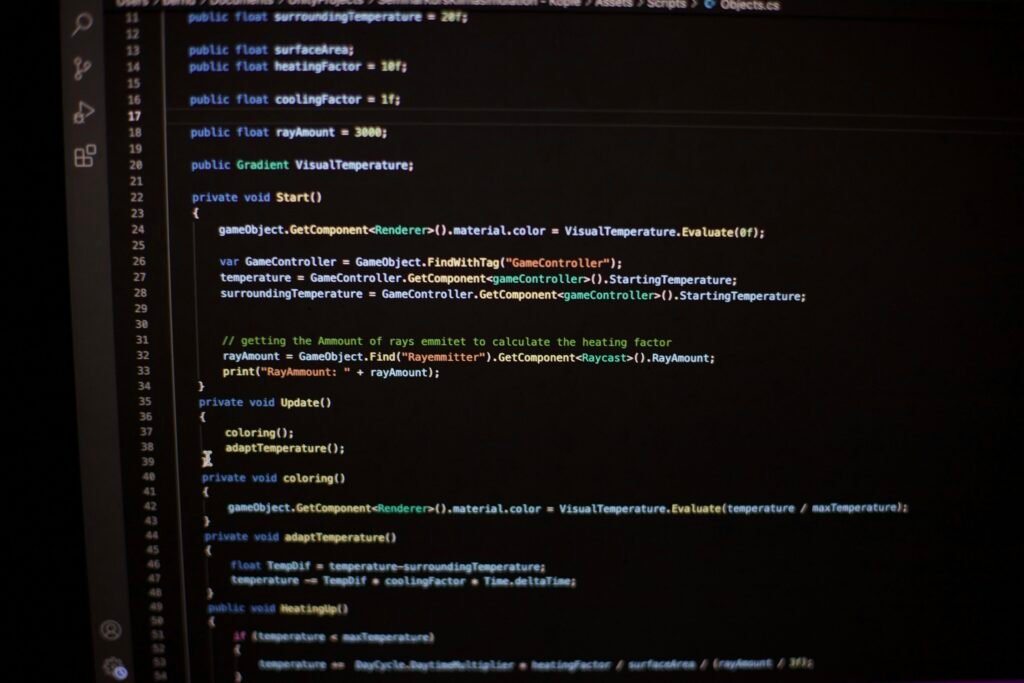 Ein Computerbildschirm mit vielen Codezeilen, wie sie bei der Softwareentwicklung oder Webprogrammierung üblich sind.